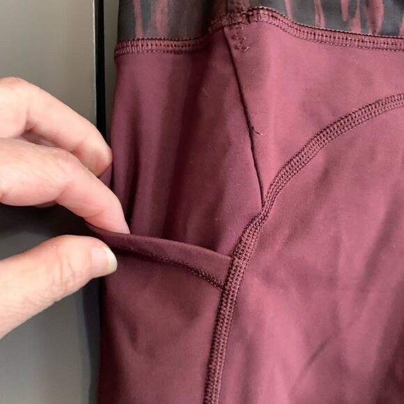 Lululemon Toasty Tech Tight Bordeaux Drama Painted Animal Design Size 8 - Picture 5 of 6